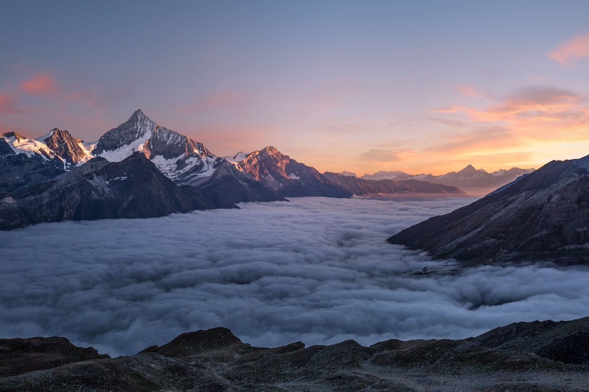 户外登山场景 - 探险者在山间徒步