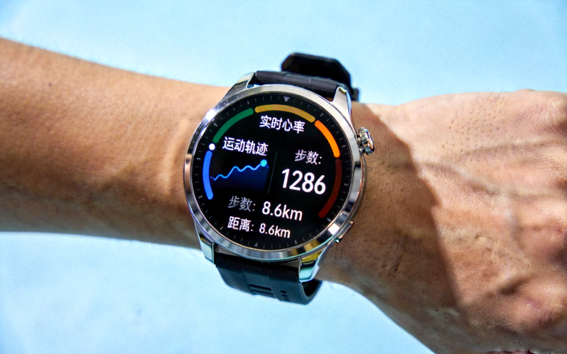 智能运动手表 - 实时监测心率与运动数据